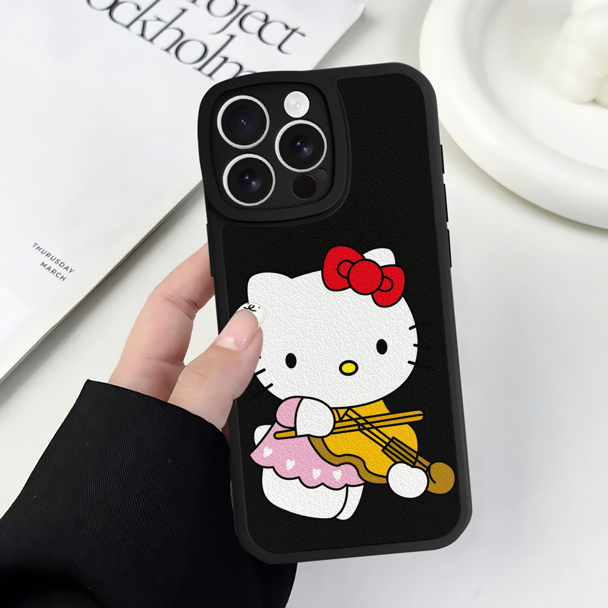 （画像用） Hello Kitty ハローキティ 【iPhone 16シリーズ対応】シリコンスマホケース（レザー調） 材質：シリコン